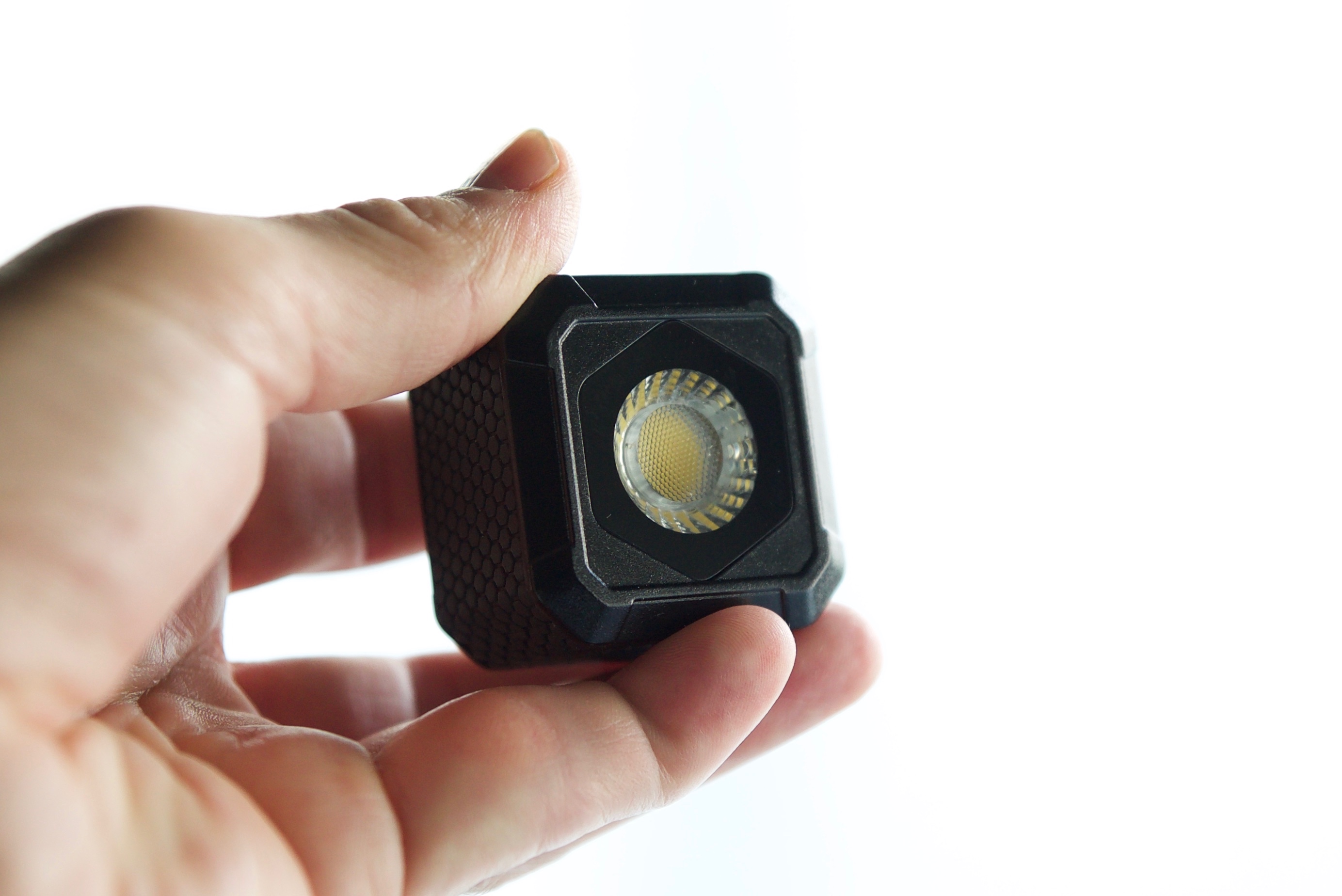 סקירה מקיפה של פנס התאורה הזעיר Lume Cube AIR