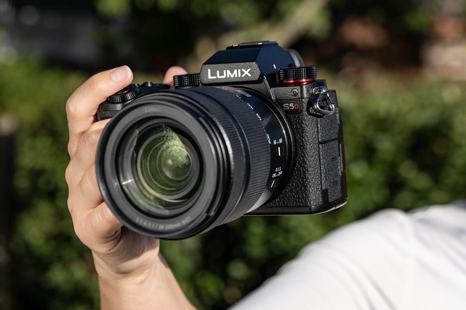 הושקה מצלמה Lumix S5D